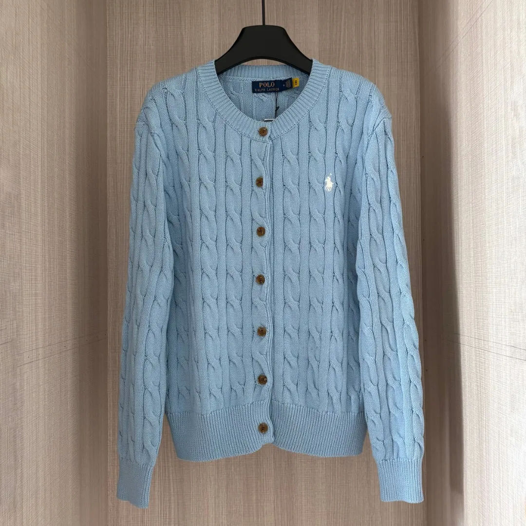P220 RALPH LAUREN Ralph Lauren sixteen colors classic small label embroidery hemp cardigan round neck long sleeve button knitted sweater men's and women's tops Size: S M L It is made of pure cotton yarn and multi-knitted pure cotton, which is skin-friendly and comfortable. Small label war horse embroidery twist button round neck cardigan sweater🐎High quality. Follow the blogger to learn how to wear it! Let’s buy a Ralph Lauren cable sweater. It’s a super hard-to-find series after it became popular. It’s hard to find one on the official website. It’s simple and practical, has a lazy and loose feel, soft and delicate feel, and has a loose fit. Whether worn alone or layered, you can wear a simple one to create different styles of fashion!